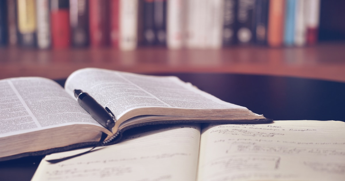 Notebook and laptop with AI-assisted writing